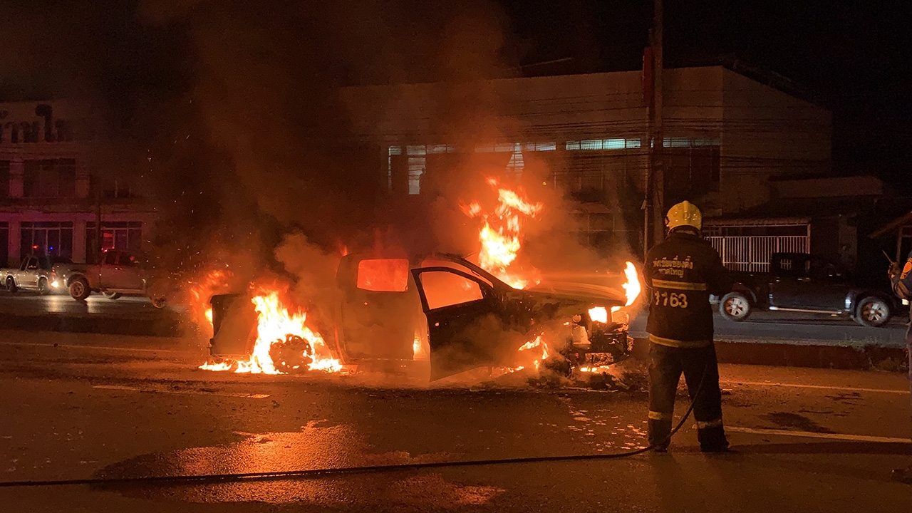 ระทึก! กระบะพุ่งชน จยย.ลากไกล 100 เมตร ไฟลุกท่วมหนีตาย เจ็บ 3 ราย