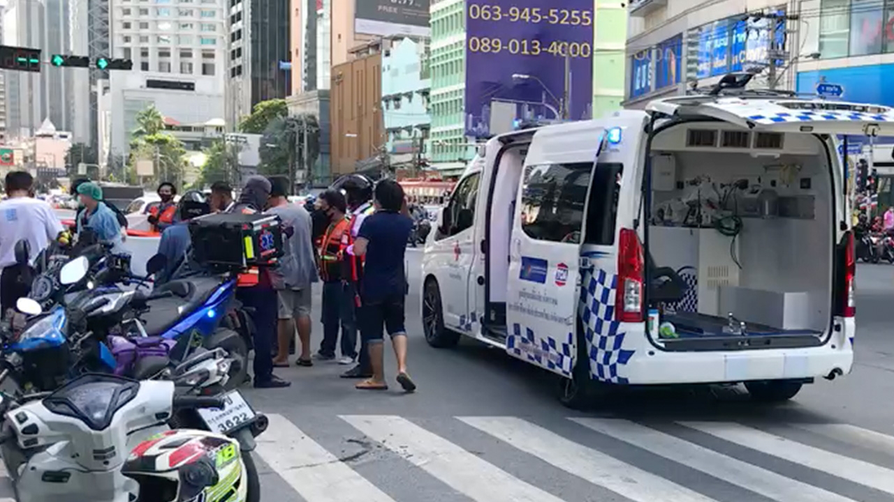 อุบัติเหตุกลางแยกอโศก สิบล้อเบรกไม่อยู่ทับจักรยาน เจ็บขาขาด 1 ราย