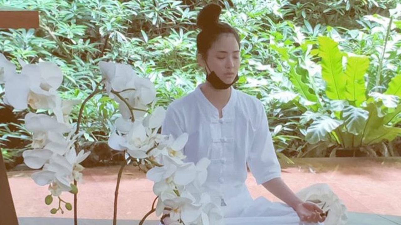 เปิ้ล หัทยา โพสต์ภาพลูกสาวปฏิบัติธรรม พร้อมปลูกต้นไม้ตั้งชื่อ ต้นตั้ว