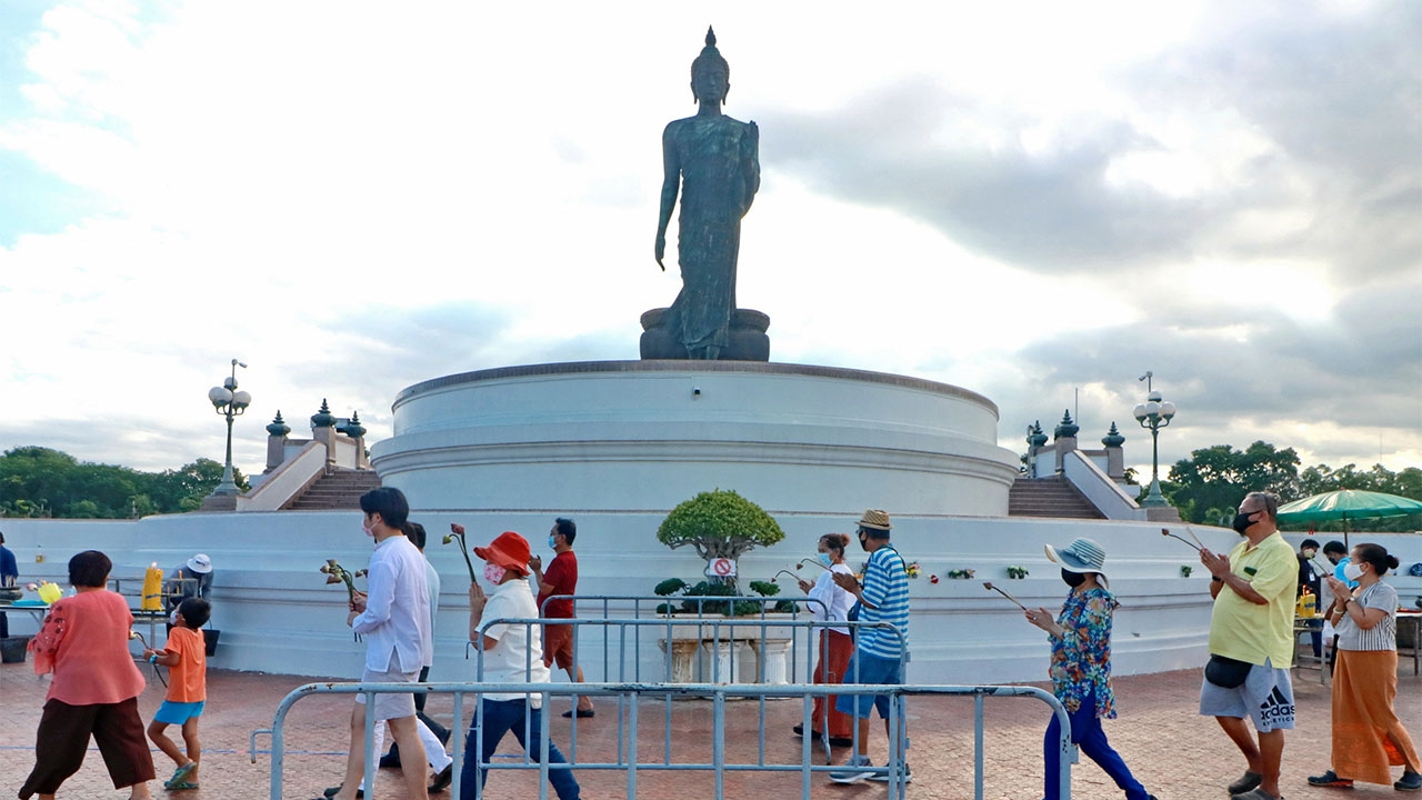 อาสาฬหบูชา ชาวพุทธเข้าวัด เวียนเทียน