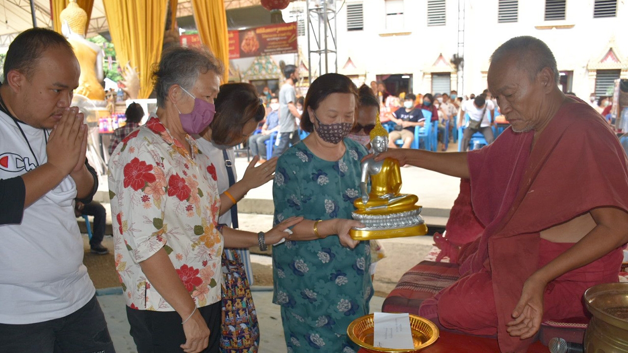 ป้าโคตรเฮง หอบครอบครัวแก้บน วัดสว่างอารมณ์ หลังถูกหวยรวยเละ 30 ล้านบาท