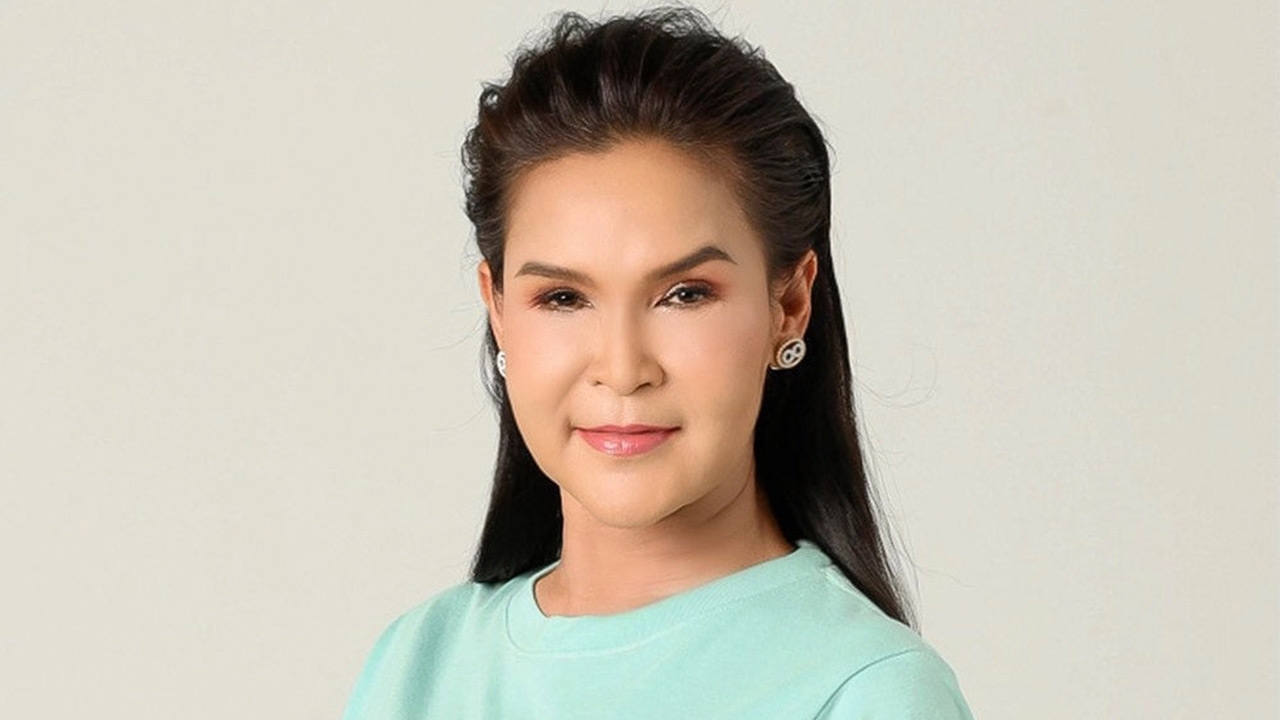 “ศิริพร-ไผ่” แกรมมี่ โกลด์ นำทีมซื้อรองเท้าให้น้อง