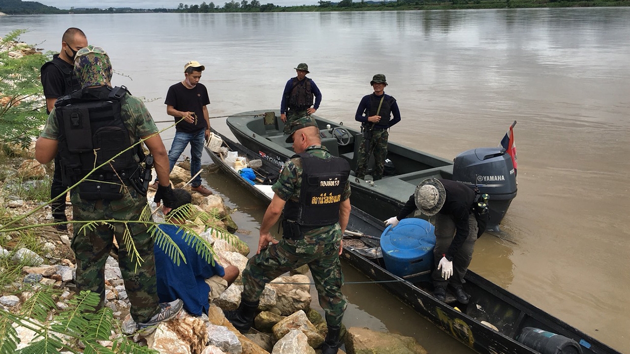 ตร.เชียงแสน จับลุงชาวลาว ทำทีนั่งเรือตกปลากลางน้ำโขง ที่แท้รอส่งยาบ้า