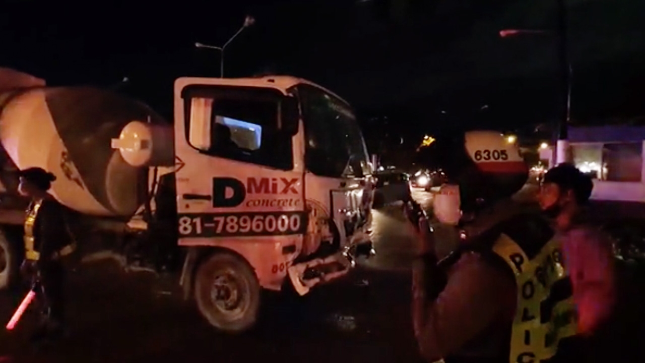 รถปูนพุ่งชนรถติดไฟแดง 6 คันรวด เจ็บ 5 ราย คนขับเมาอ้างเบรกแตก