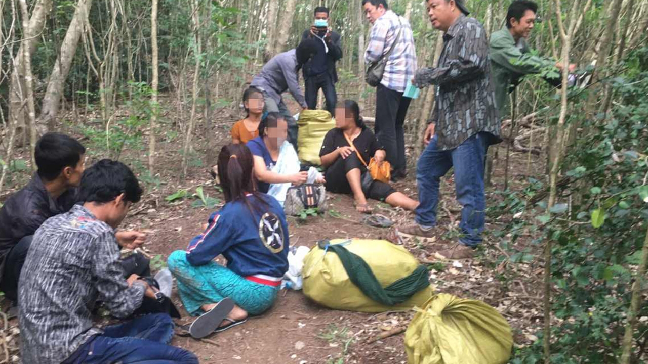 จับ 8 คนผัวเมียชาวพม่า ข้ามตะนาวศรีเข้าไทย จะไปกรีดยางภาคใต้ 