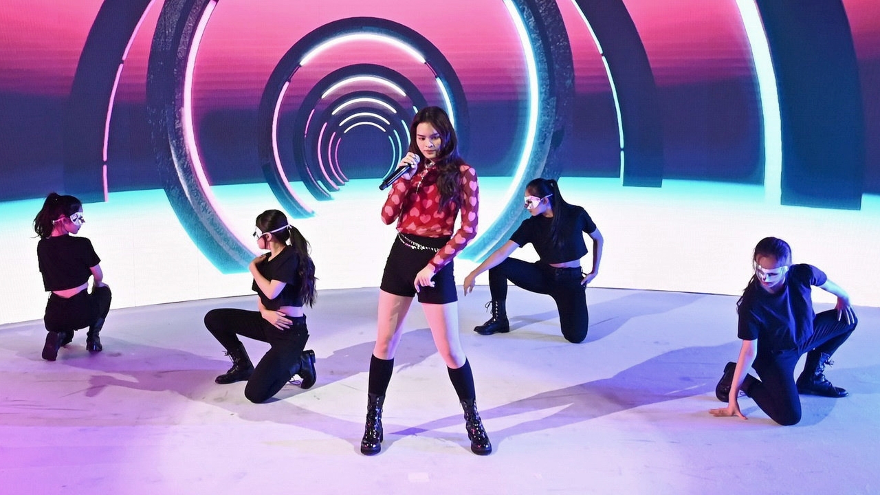 "แอลลี่" สอบผ่านงานแรกโชว์ร้องเต้นเอนเตอร์เทนได้ดี