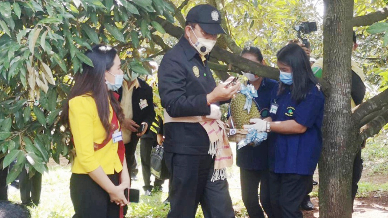 "ลุงตู่" ลงพื้นที่ จ.ศรีสะเกษ คอหวยไม่พลาดส่อง "เลขเด็ด" ทะเบียนรถนายกฯ