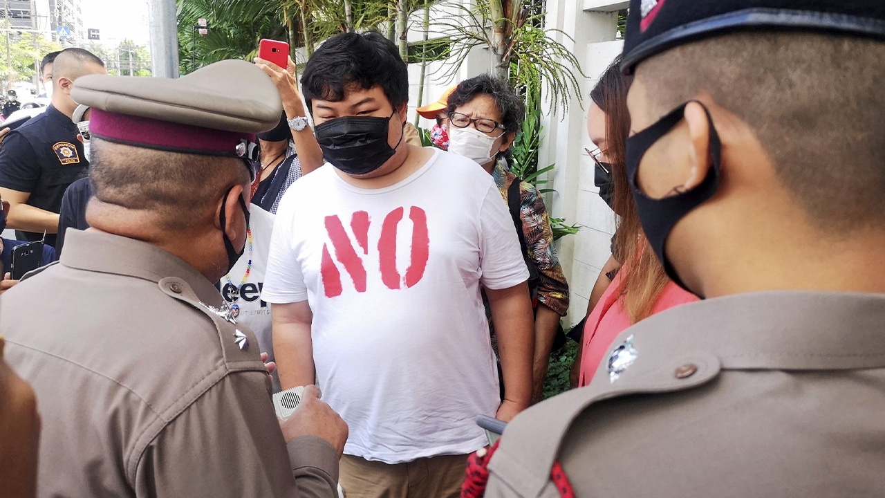 เจอปรับคนละ 2 พัน “เพนกวิน-บอล” แขวนพริก-กระเทียม ไล่ประยุทธ์