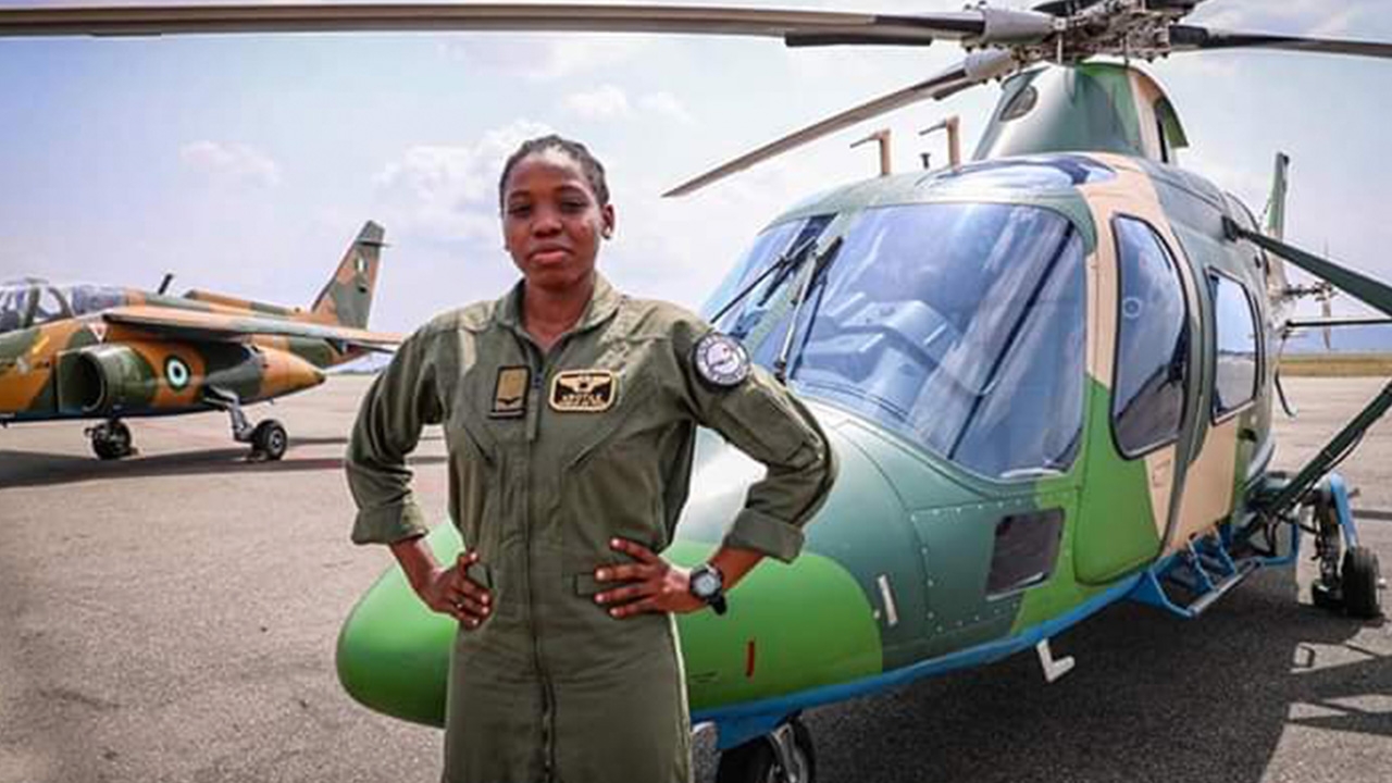 เพื่อนตื่นเต้นจัด ถอยรถชน นักบินฮ.จู่โจมหญิงคนแรกของไนจีเรีย เสียชีวิต