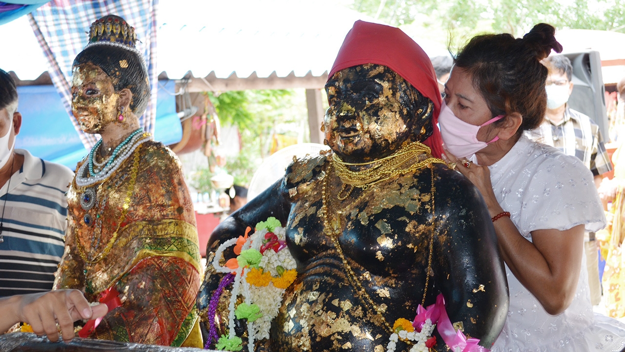 มาด้วยใจศรัทธา คนรักหวยส่อง "เลขเด็ด" อ่างน้ำมนต์ พ่อขุนช้าง วัดไผ่แขก