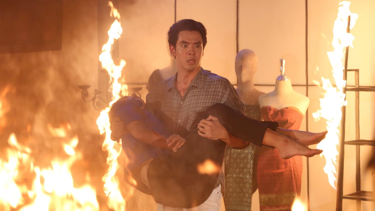 ลุ้น!! “ฟิล์ม-ใบเฟิร์น” เอาตัวรอดกลางกองเพลิง ใน “รักแลกภพ”
