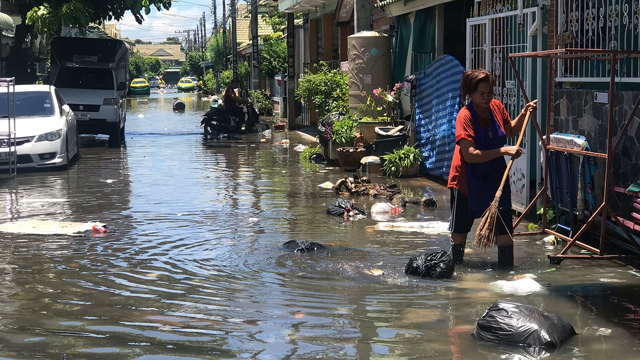 ฝนตกหนัก อ.คลองหลวง น้ำท่วมสวนล้นบ่อปลา ชาวบ้านหวั่นตกซ้ำหนักกว่าเดิม