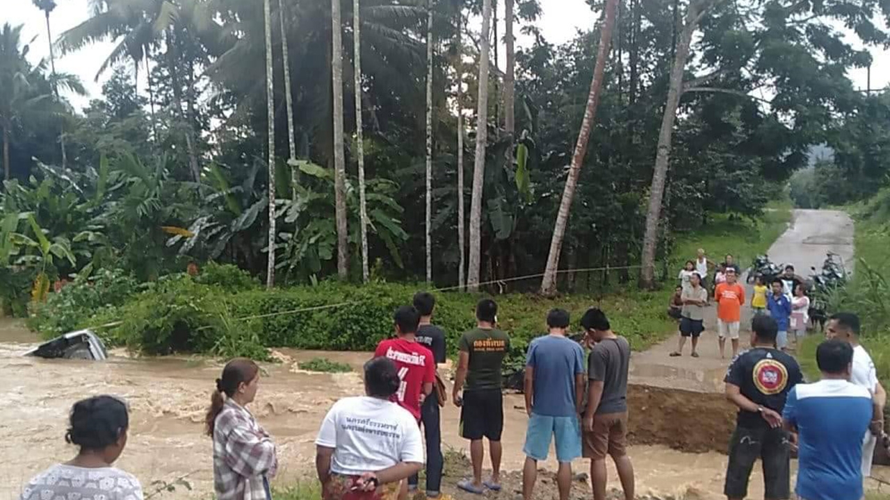 เซฟวิ่งครูยุพเยาว์ น้ำป่าซัดถนนขาดกวาดเก๋งลงน้ำที่เมืองคอน โชคดีหนีทัน