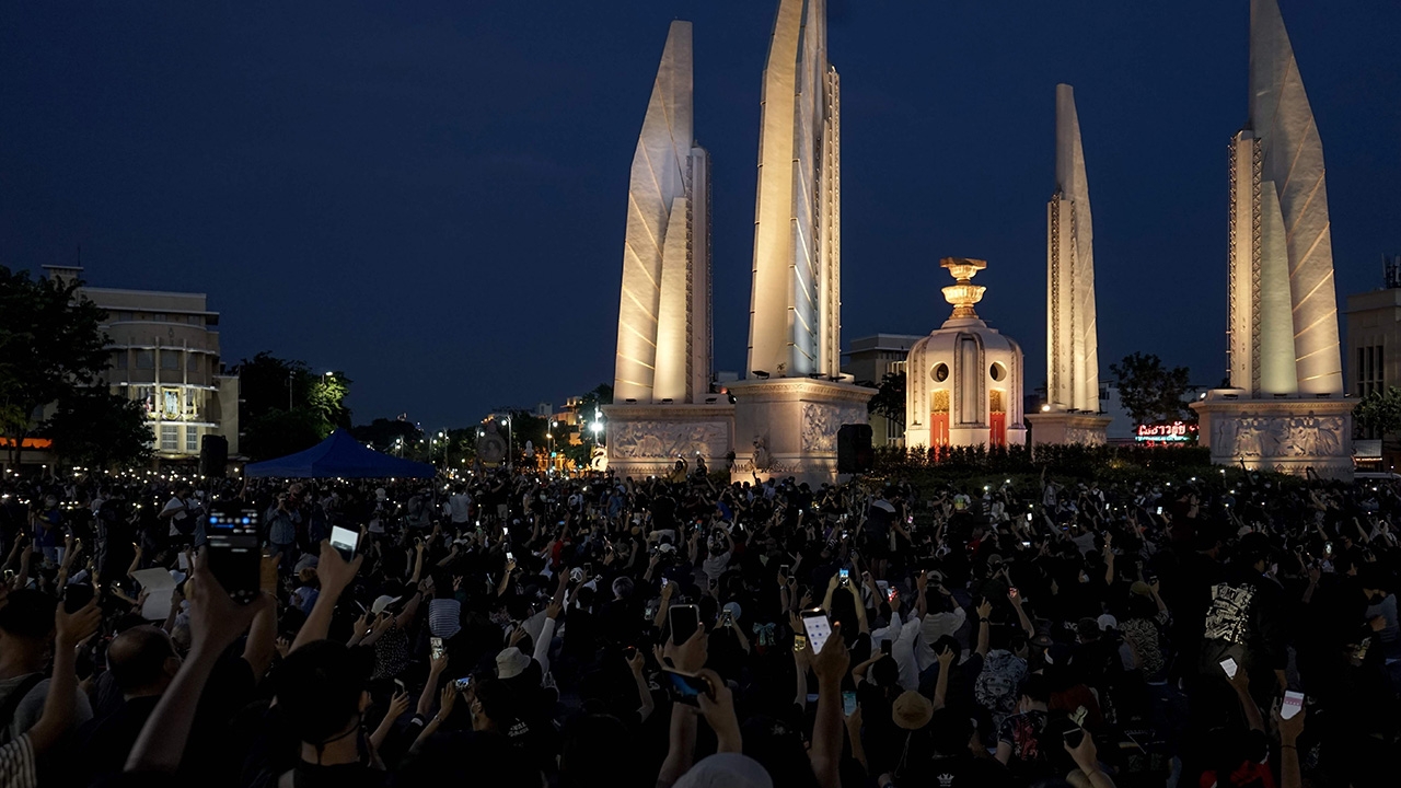 กลุ่ม "เยาวชนปลดแอก" บอกชุมนุมถึงพรุ่งนี้เช้า ลั่นหลังจากนี้มียาวแน่