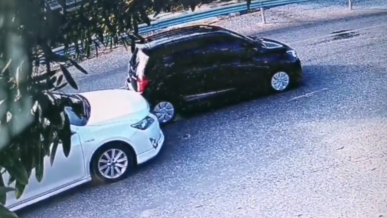 มนุษย์ป้า ถอยรถชนเก๋งขาว ใจดีไม่เอาเรื่อง กลับโดนกล่าวหาไปชนท้าย (คลิป)