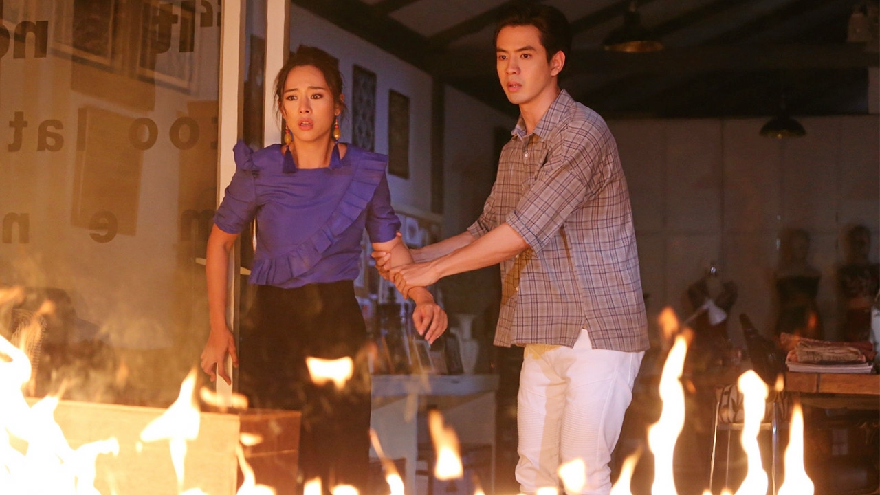 ลุ้นระทึก “ฟิล์ม-ใบเฟิร์น” เอาตัวรอดกลางกองเพลิงใน “รักแลกภพ”