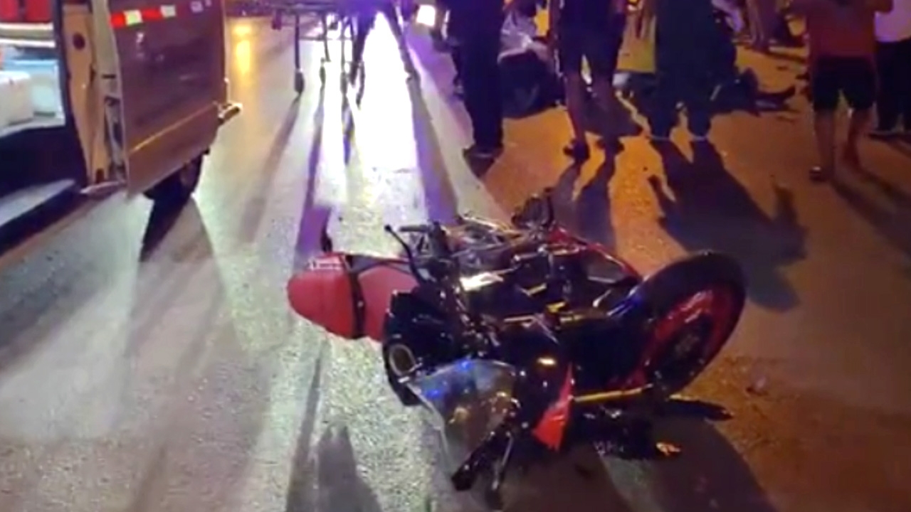 หนุ่ม 21 พาสาวรุ่นพี่ซิ่งบิ๊กไบค์กลางดึก เสยท้ายรถกระบะ ตาย 1 สาหัส 1 