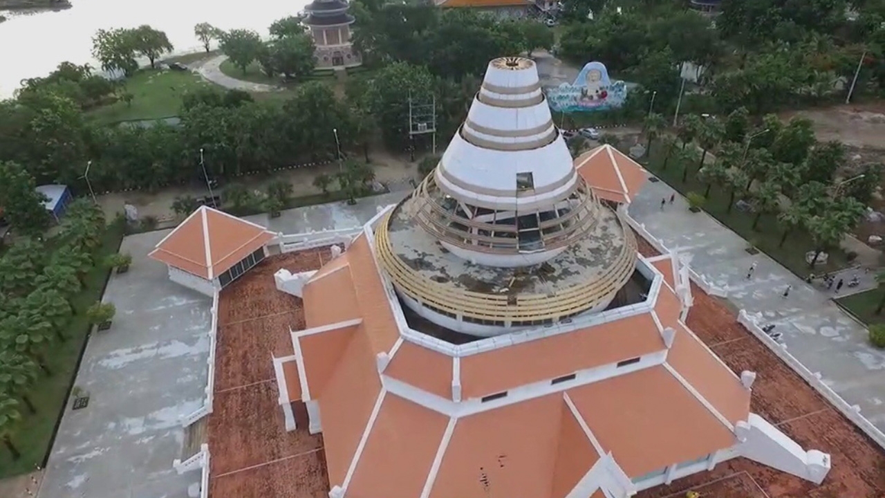 พายุฝนซัดยอดฉัตรหอพระประวัติ "พระสังฆราช" ถล่ม หวั่นลางร้ายบ้านเมือง