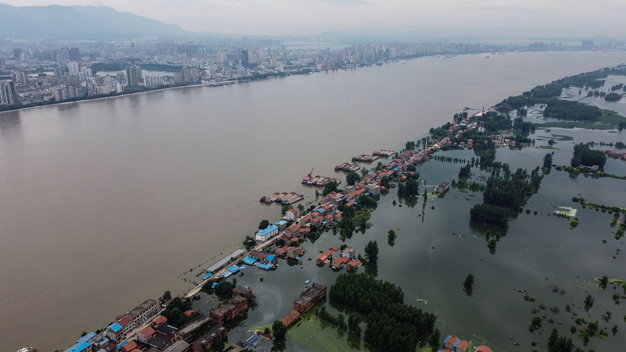 เหยื่อน้ำท่วมจีนพุ่ง 14 ศพ ยกระดับเตือนภัยแถบลุ่มน้ำหวย หลังฝนถล่มหนัก