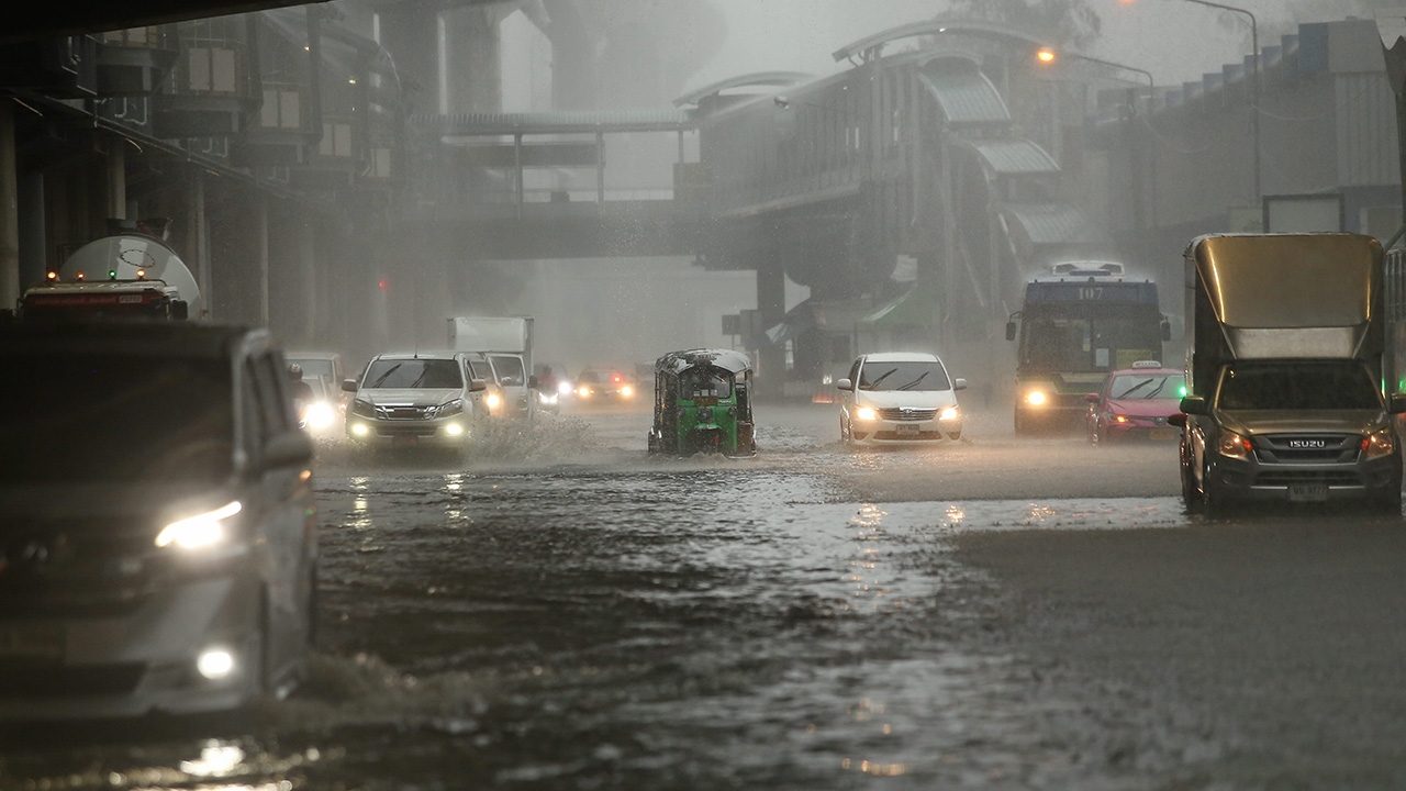 สภาพอากาศวันนี้ ทั่วไทยอ่วม ฝนตกหนัก เตือนระวังน้ำท่วมฉับพลัน