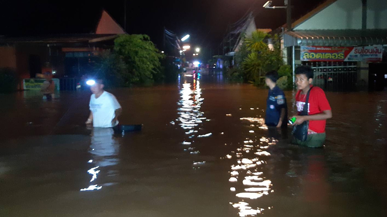 ฝนถล่ม-น้ำป่าทะลัก เมืองคอนอ่วม หนีตาย ย้ายของกันกลางดึก