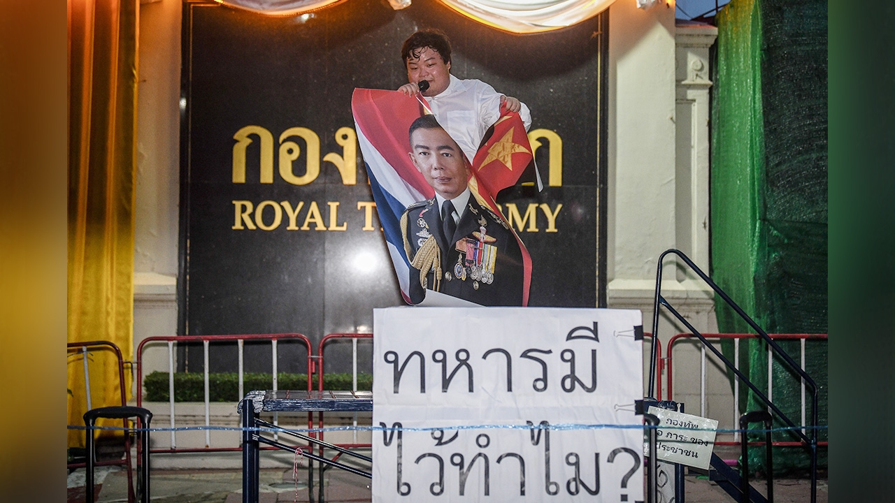 ม็อบบุก ทบ. "เพนกวิน" เล่นแรงฉีกรูป "บิ๊กแดง" โชว์บนเวที กองเชียร์สะใจ
