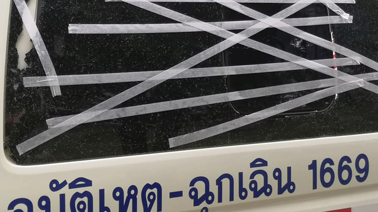 เตือนภัย มือดีดักปาหินใส่ "รถพยาบาล" โชคดีคนป่วย-เจ้าหน้าที่ปลอดภัย