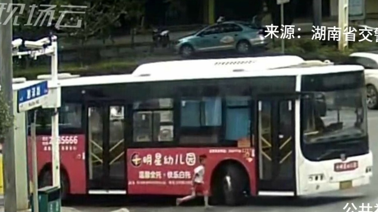 ระทึก ด.ช.วิ่งข้ามถนน โดนรถเมล์ชน จนม้วนเข้าใต้ท้องรถ รอดปาฏิหาริย์ (คลิป)