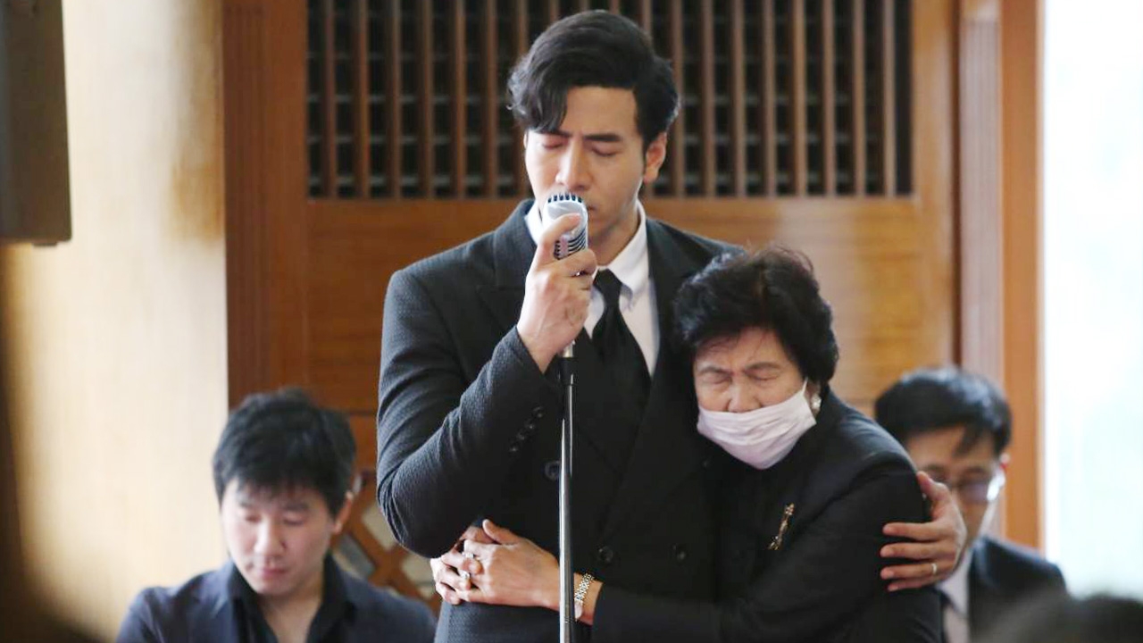 โย่ง อาร์มแชร์ กลั้นน้ำตาไม่อยู่ ร้องเพลงสุนทราภรณ์ ส่งพ่อครั้งสุดท้าย (คลิป)