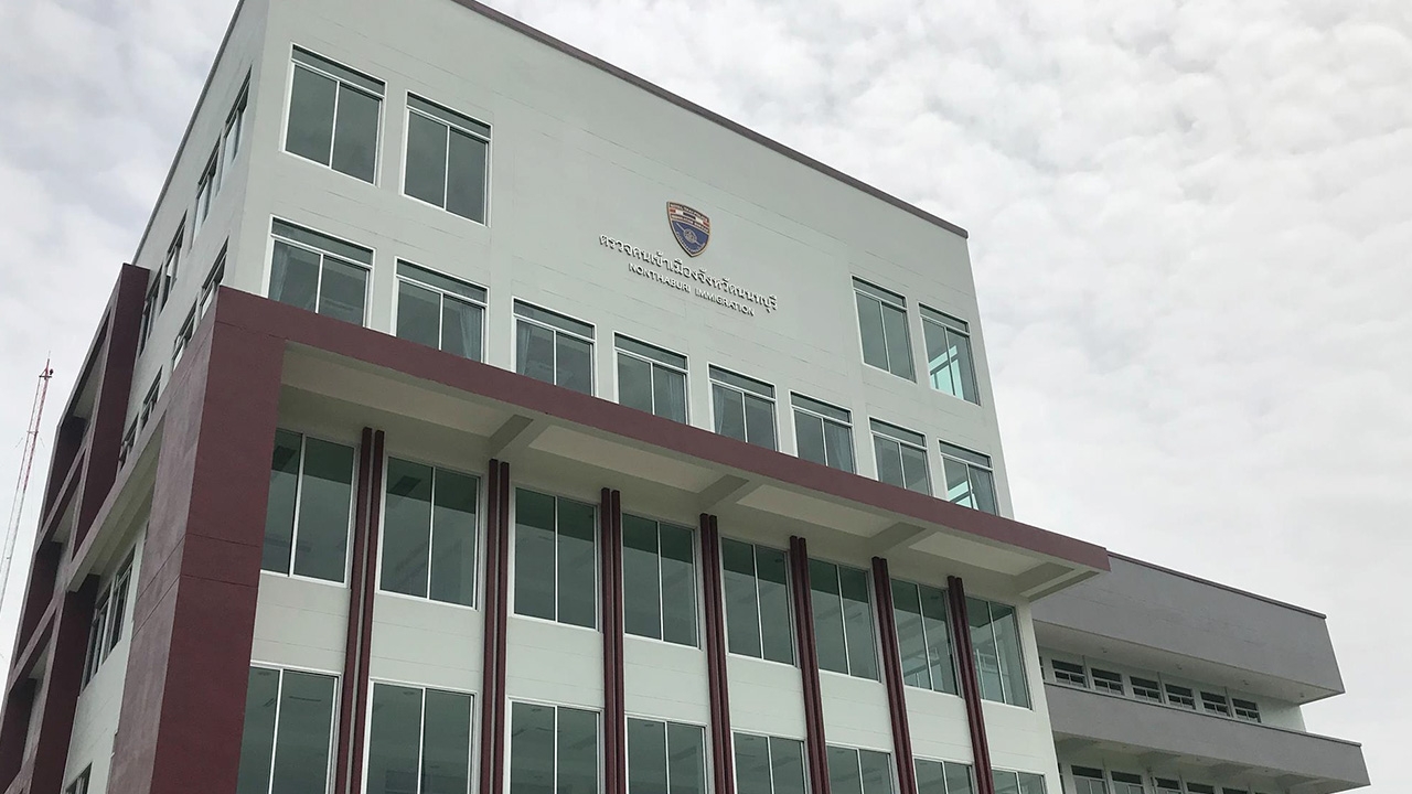 สั่งเด้ง 2 ตม.นนทบุรี พิษรีดเงินค่าต่อวีซ่าชาวต่างชาติ นายซวยด้วย