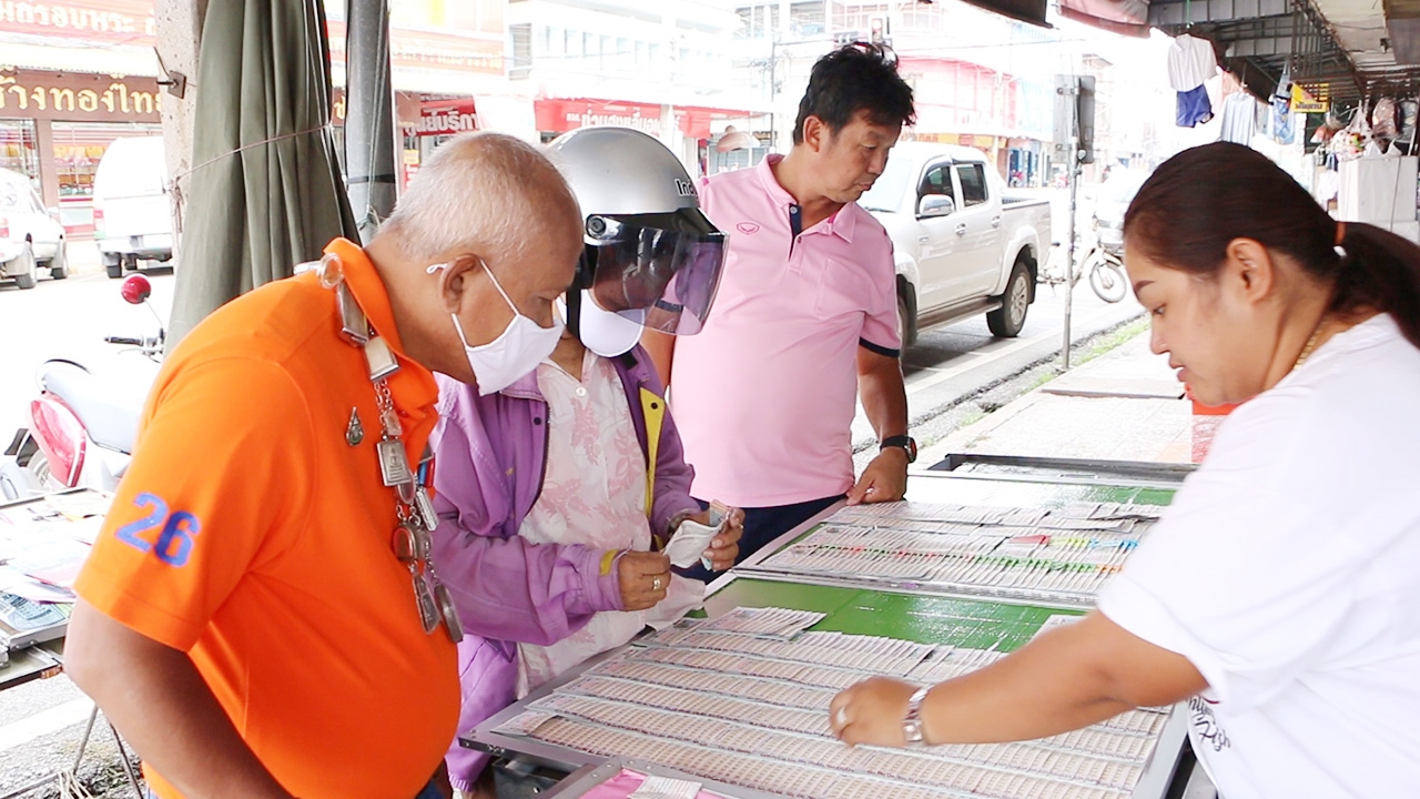 คอหวยดวงดี กว้านซื้อเลขเด็ด เชื่อได้เฮอีก เผยงวดที่แล้วถูกกว่า 100 ใบ