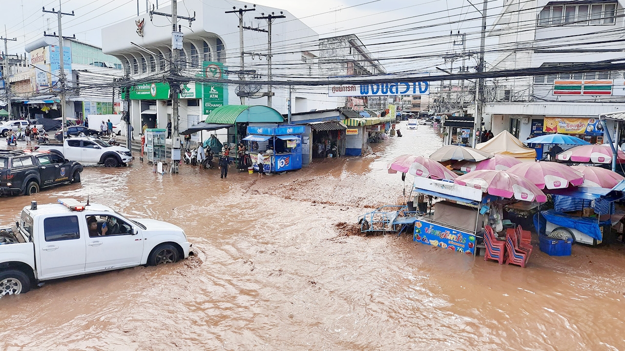 ฝนถล่มตลาดปากช่องน้ำท่วม เหตุก่อสร้างรถไฟรางคู่ ถมดินทับลำรางระบายน้ำ