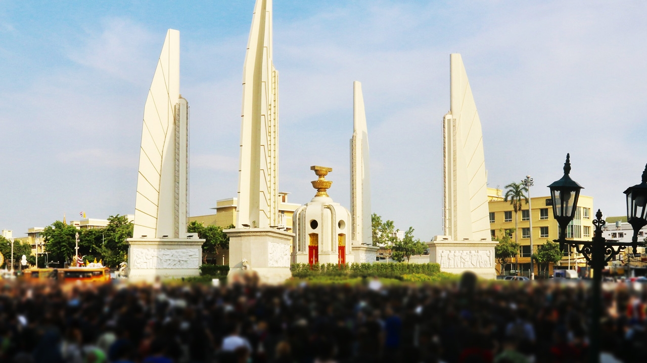 “มศว คนรุ่นเปลี่ยน” ชมสวนอนุสาวรีย์ประชาธิปไตย เสียดายภาษี ตะโกนยุบสภา