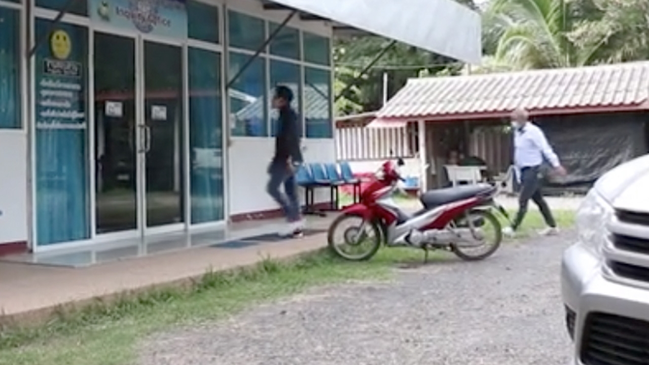 เสี่ยเบนซ์หัวร้อน เข้ามอบตัว ปฏิเสธทุกข้อ ยันไม่มีเจตนาทำร้ายคุณตา 