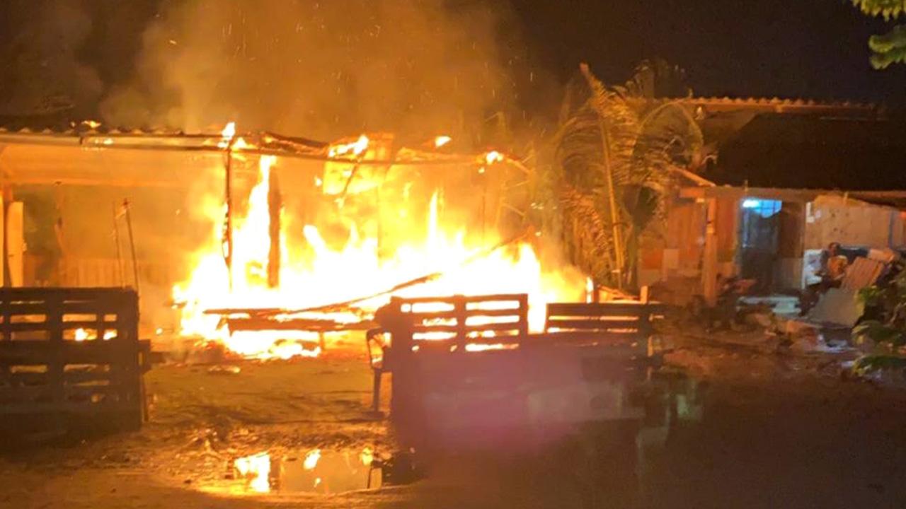 ผัว-เมียขี้เมา ดื่มเสร็จทะเลาะกัน ก่อนเผาบ้านวอดทั้งหลัง