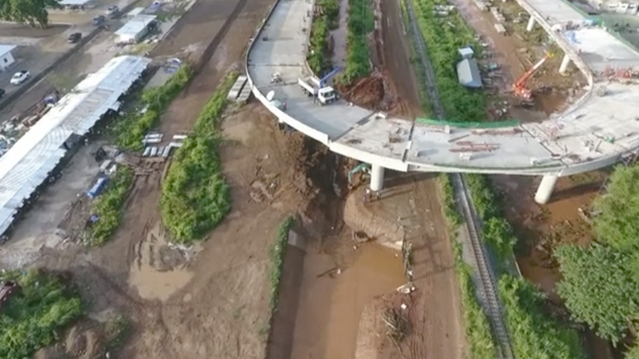 นอภ.ปากช่อง สั่งผู้รับเหมาทำรถไฟทางคู่เร่งขุดร่องน้ำ หลังทำน้ำท่วมตลาด