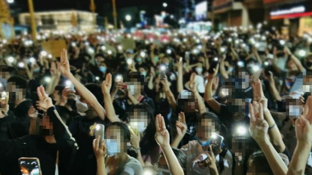 เยาวชนจัดแฟลชม็อบ ที่สี่แยกหอนาฬิกาเชียงราย ชุมนุมเรียกร้องประชาธิปไตย