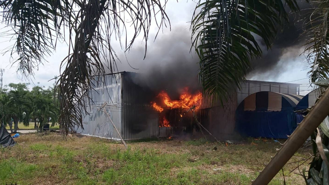 ไฟไหม้ร้านแต่งรถ จยย.ที่ตลาดพูนทรัพย์ 2 ปทุมธานี แมวตาย1 เจ้าของเจ็บ