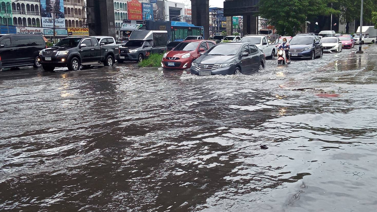 ฝนถล่มย่านคูคตร้านค้าอ่วม น้ำท่วมถนนหน้าเซียร์ทำรถติดยาว จอดตายหลายคัน