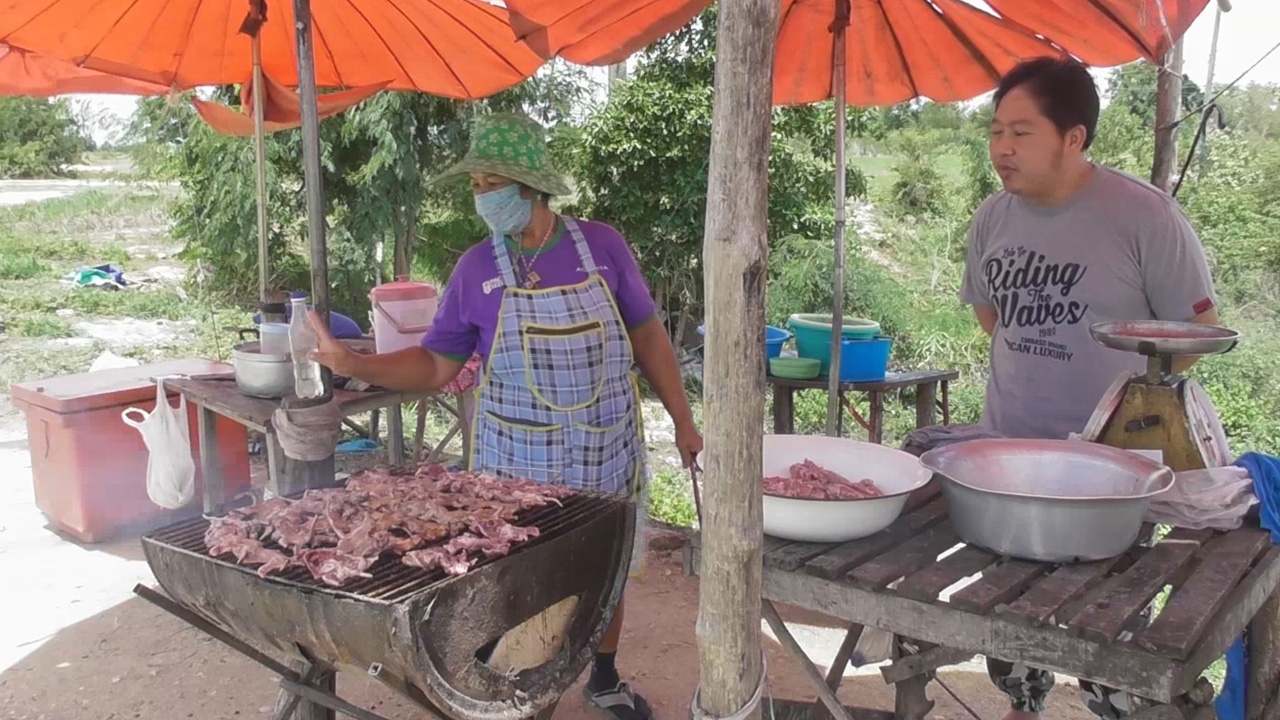 ชาวบ้านที่นครสวรรค์ หันมาขายหนูนาย่างข้างทาง ช่วงว่างจากงานฟันรายได้งาม