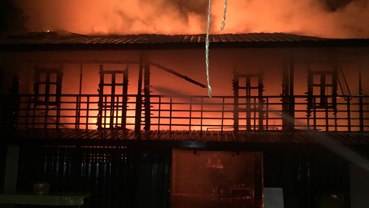 ไฟไหม้บ้านไม้อายุกว่า 100 ปี วอดหมดทั้งหลัง บาดเจ็บ 1 ราย คาดไฟฟ้าลัดวงจร