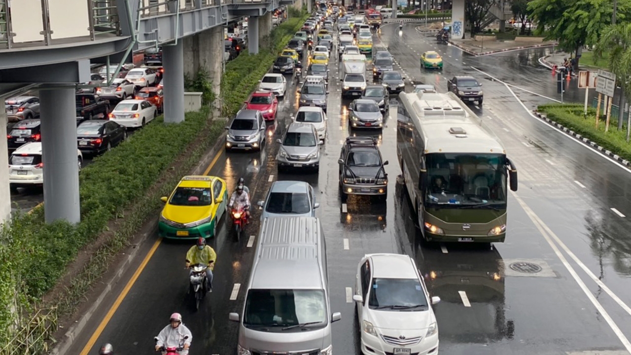 วันศุกร์ก่อนหยุดยาว รถติดสาหัสหลายเส้นทาง ทั้งในเมือง เส้นออกต่างจังหวัด