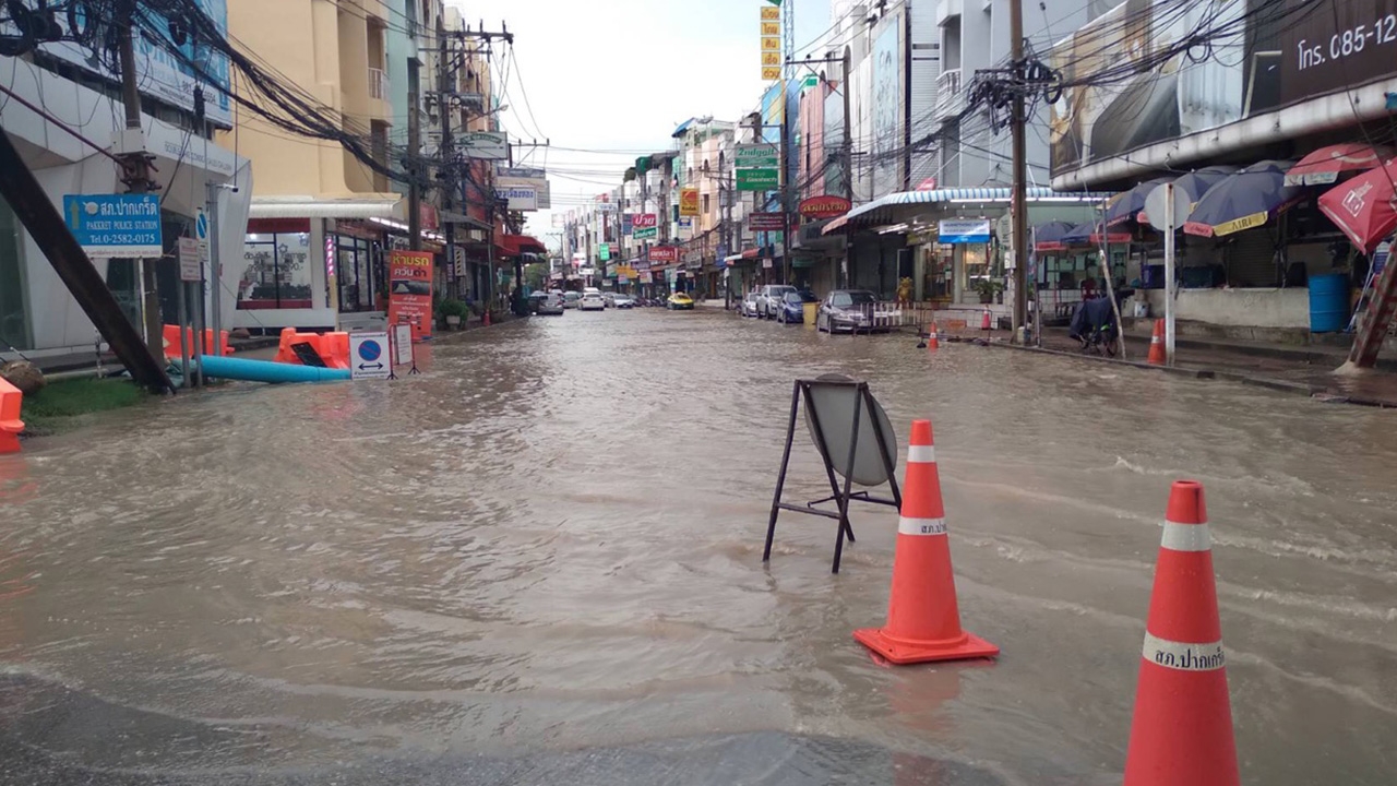 ฝนถล่มถนนแจ้งวัฒนะ น้ำท่วมทั้ง 2 ฝั่ง จนท.เร่งระบายให้กลับสู่เป็นปกติ