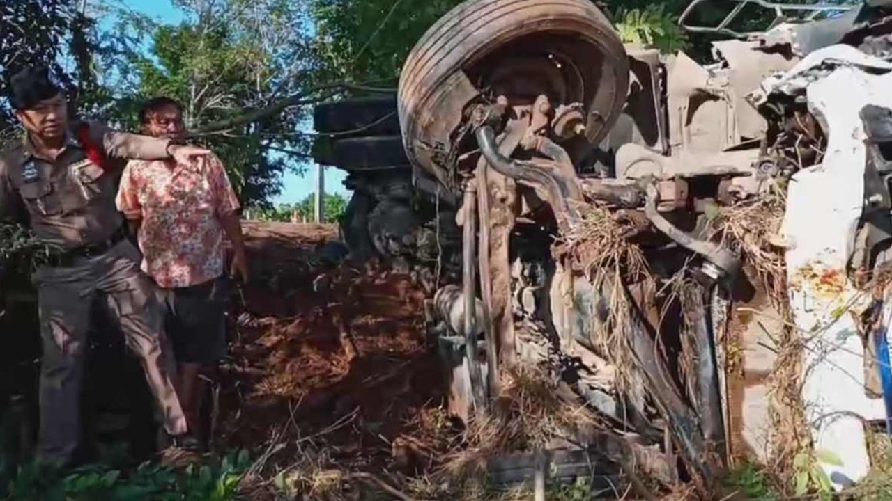 สาวอุดรฯร่างแหลกคาปิกอัพ ขับประสานงารถพ่วงบรรทุกหิน คาดหลับใน 