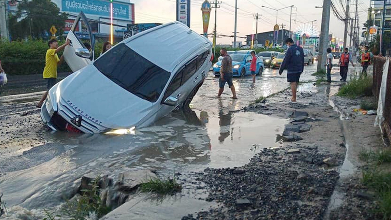 รถยนต์ป้ายแดง ตกหลุมถนน "ปทุม-สามโคก" เร่งตรวจสอบหาสาเหตุ