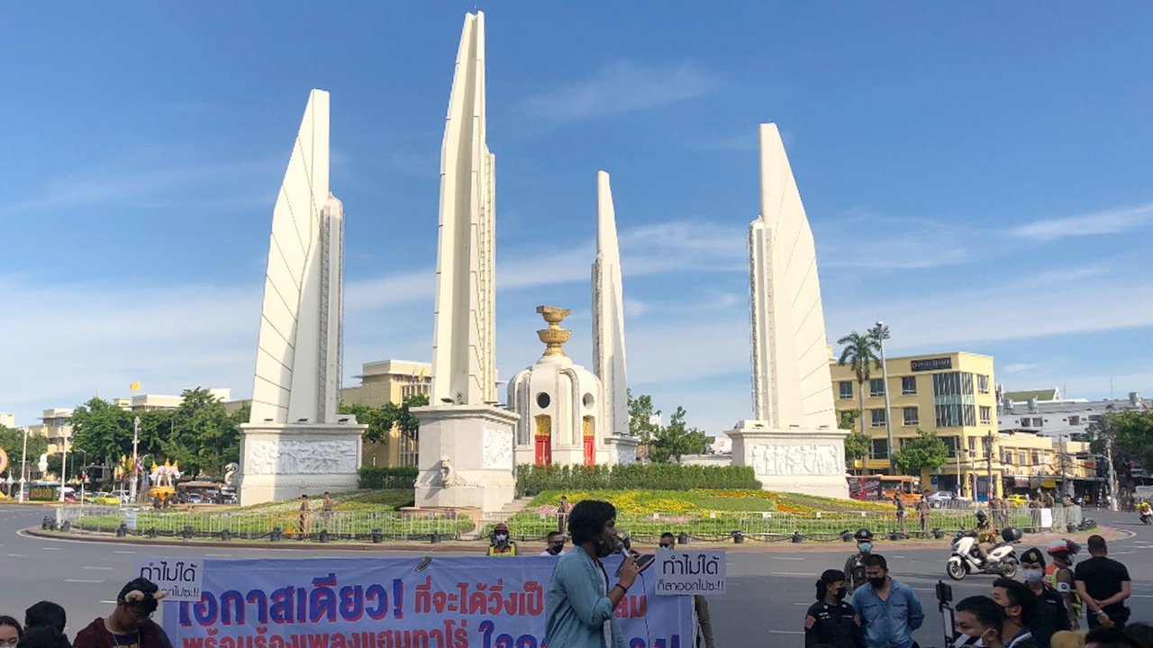 นัดชุมนุม "วิ่งกันนะแฮมทาโร่" วิ่งรอบอนุสาวรีย์ ปชต. ร้อง รบ.ยุบสภา 