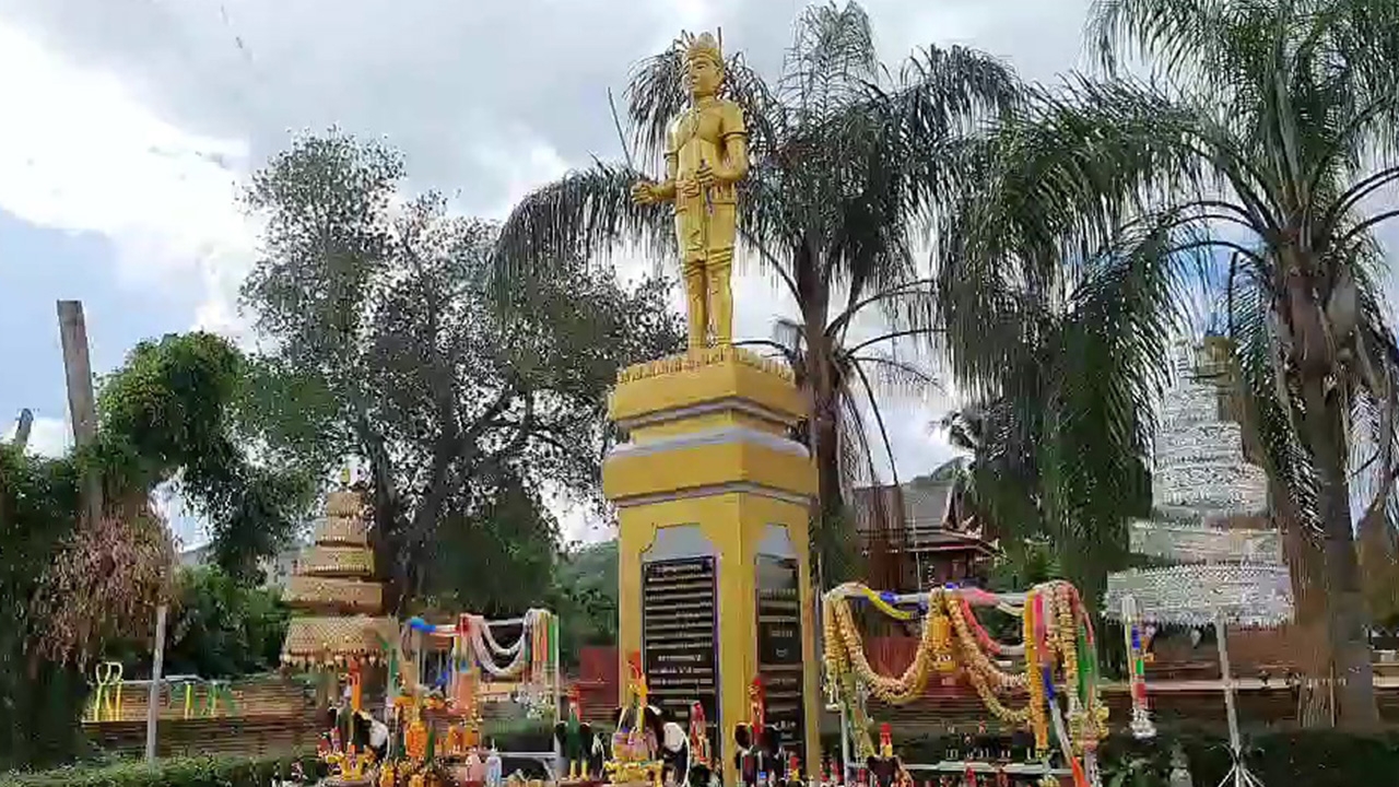 แห่ขอพร "พญาลอ" อายุไม่ต่ำกว่า 900 ปี คอหวยเชื่อ "เลขเด็ด" จะให้โชค