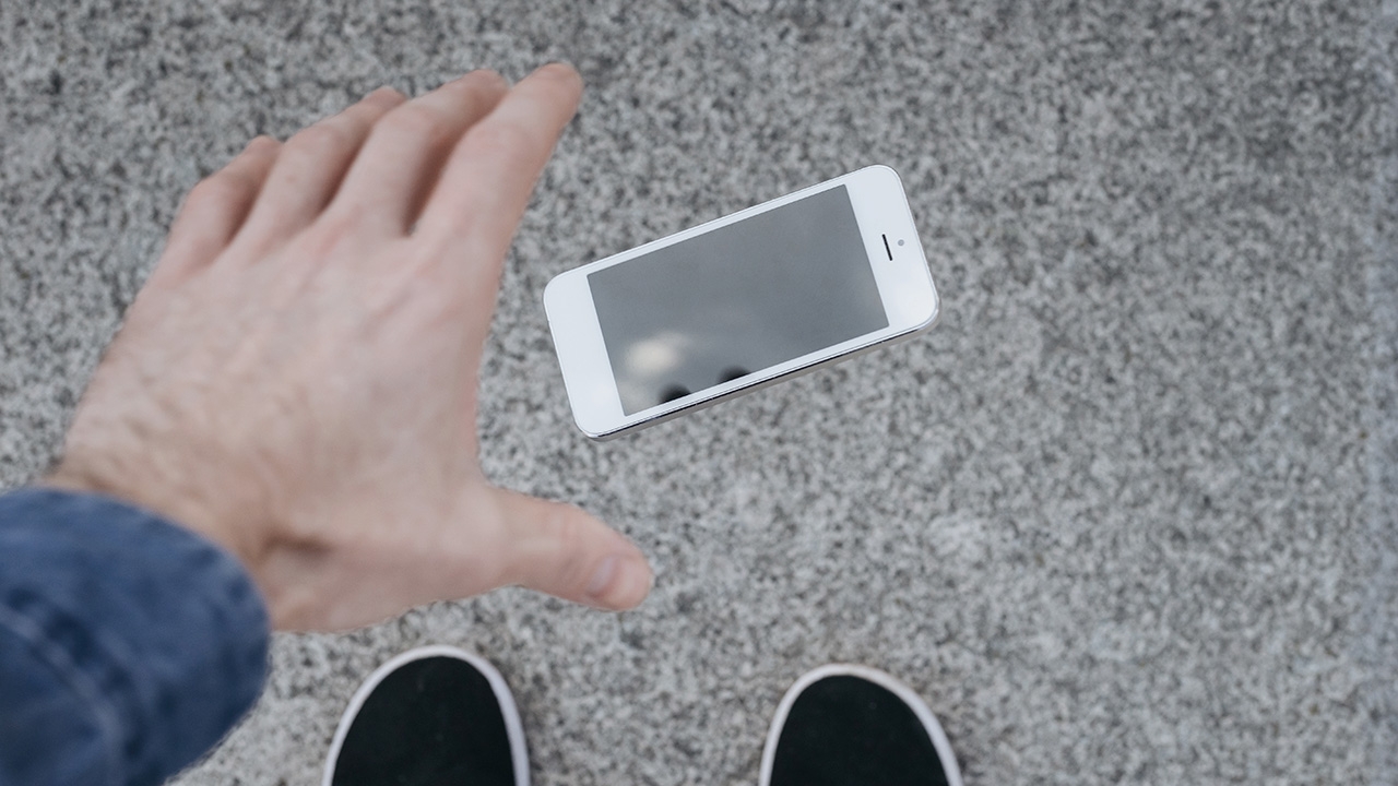 ได้เวลาโชว์ตัว มือถือตกพื้นสูง 2 เมตร จอไม่แตก 