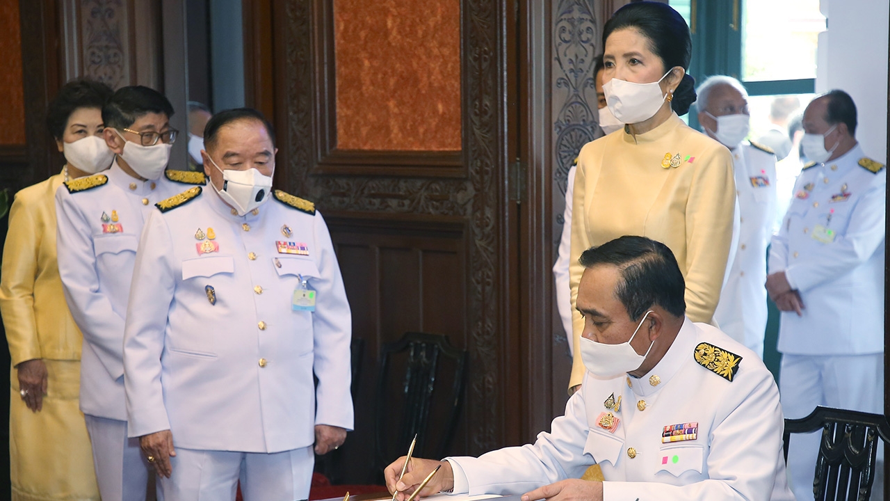 นายกฯ นำ ครม. ลงนามถวายพระพร "ในหลวง" เนื่องในโอกาสวันเฉลิมพระชนมพรรษา  