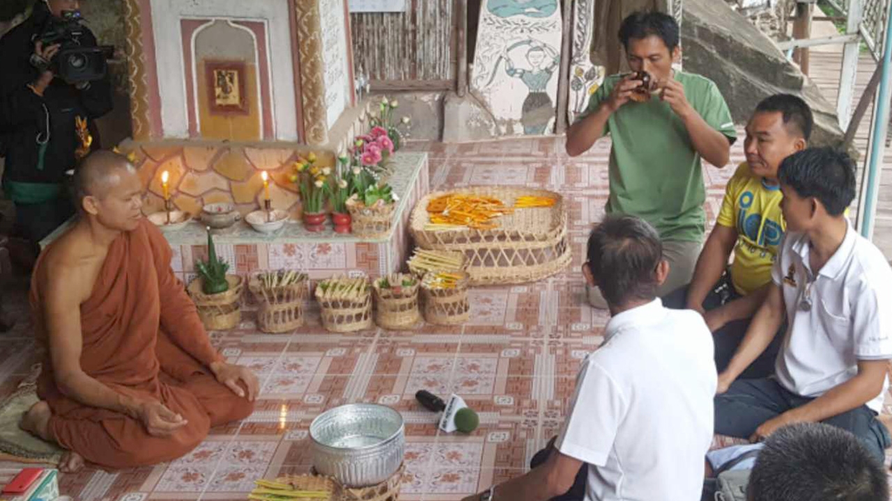 ตายาย "ชมพู่" นำลูกๆ ดื่มน้ำสาบาน "ลุงพล" ขอไปดื่มที่วัดพระแก้ว (คลิป)